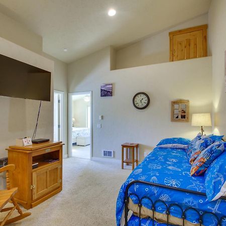 Quiet Waterfront Escape With Hot Tub And Beach Access! Gold Beach Exterior foto