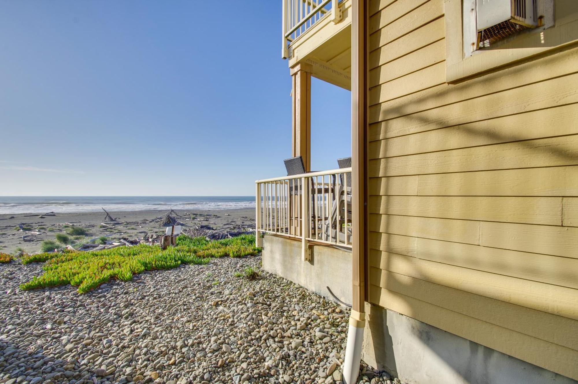 Quiet Waterfront Escape With Hot Tub And Beach Access! Gold Beach Exterior foto