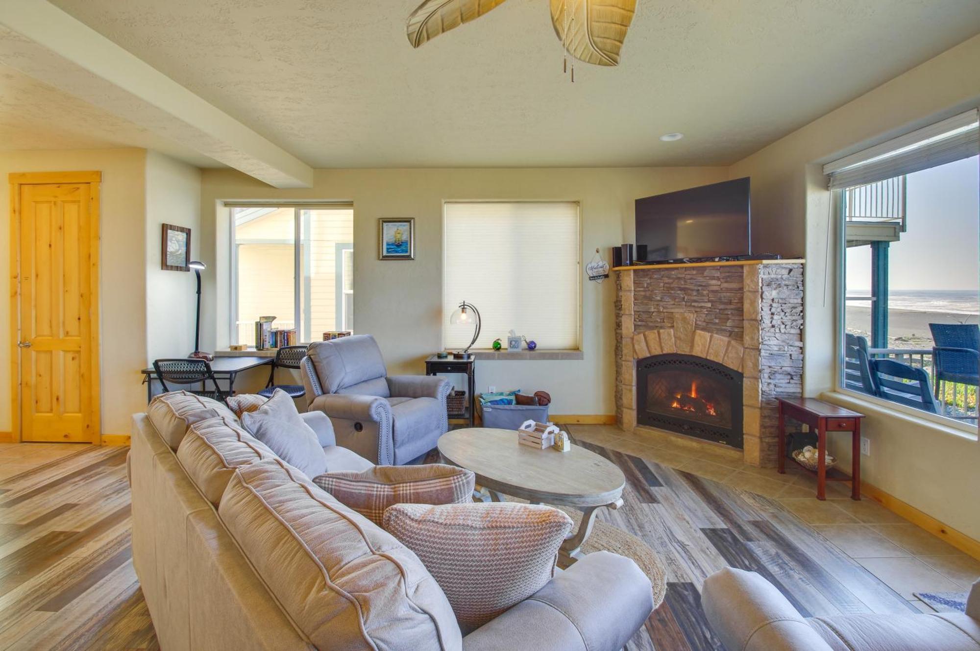 Quiet Waterfront Escape With Hot Tub And Beach Access! Gold Beach Exterior foto